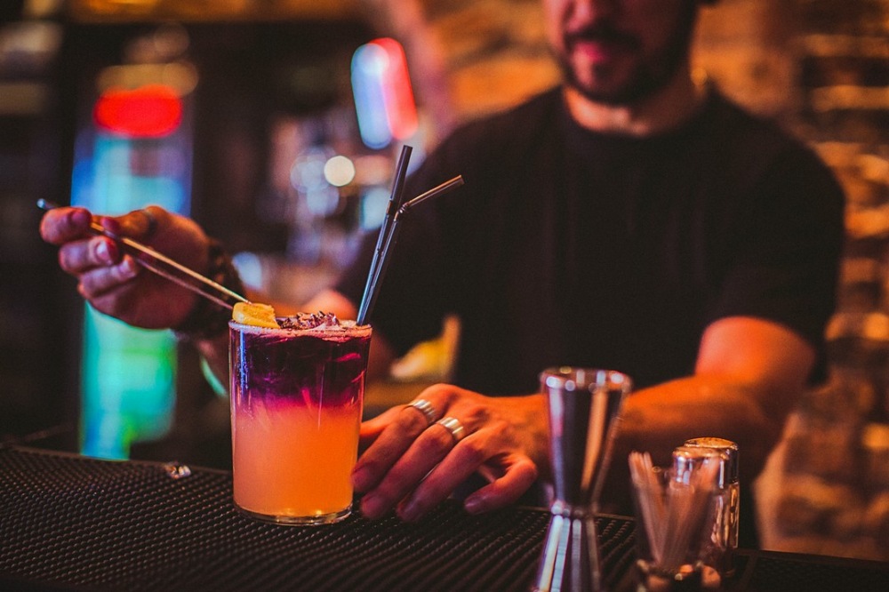 barman przygotowujący drinki