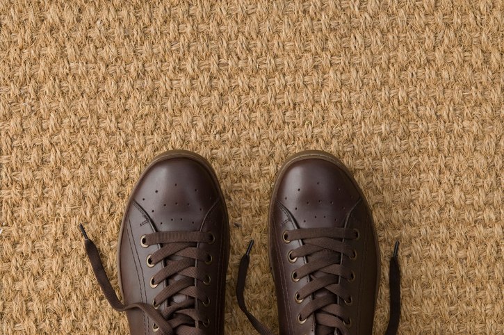 brązowe skórzane buty na wycieraczce
