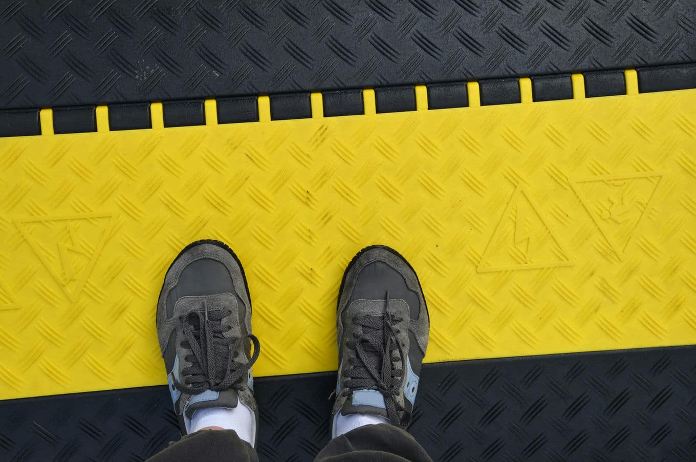 stopy na wycieraczce przemysłowej